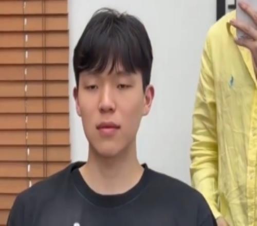 换个时兴的发型！杨瀚森训练后做了个头发