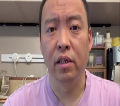 解说：米奇刚开始就犯错不应该用文班去防唐斯应该防哈特