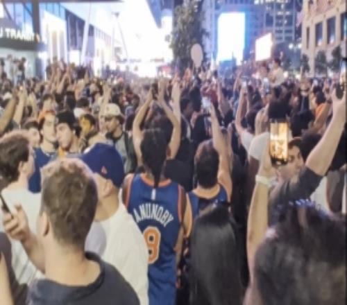 尼克斯球迷涌上纽约街头庆祝G1胜利交通已瘫痪&在地铁站又唱又跳