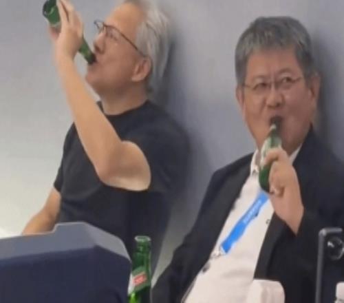 华人天花板，也吹大绿棒！黄仁勋和技嘉老板躺地喝酒对瓶吹
