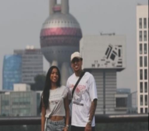 克雷桑与女友同游上海，两人与东方明珠合影还在健身房健身