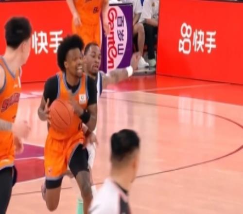 冲太猛了！塔克侧面抢球撞翻古德温被吹违体犯规