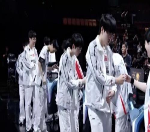 AL战胜LGD后，Shanks将LGD战队的龙魂晶石嵌入奖杯