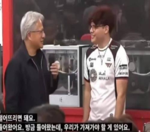 有点排面！黄仁勋在T1选手见面会上挥拳高呼“T1”