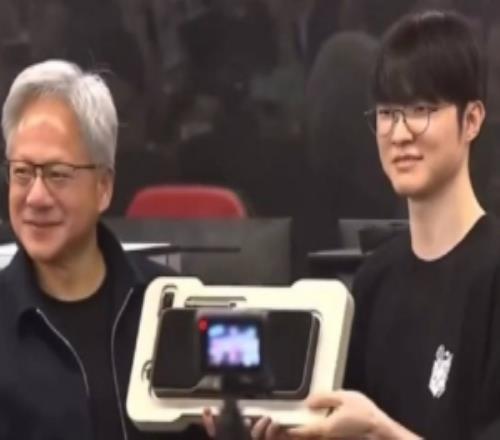 黄仁勋Faker双签显卡！黄仁勋：预估能值百万美金我打算珍藏起来