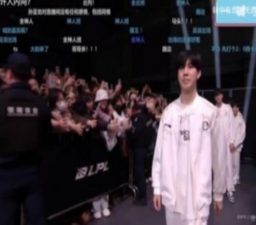 不能双标网友扒出去年TES与观众积极击掌互动IG五人无动于衷