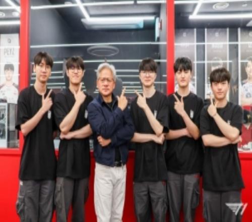 T1晒选手与黄仁勋合照返图：黄仁勋先生到访T1BASECAMP弘大店