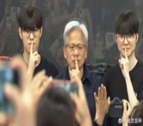 黄仁勋抵达韩国与T1选手见面合影环节与选手一起摆了招牌动作