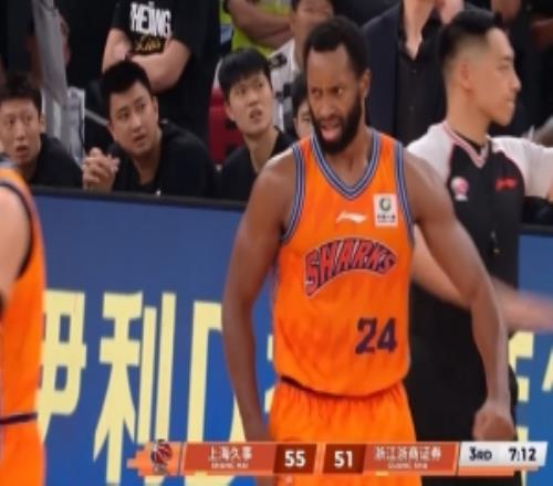 老将很强硬！弗格篮下抢板直接对抗打成2+1振臂庆祝