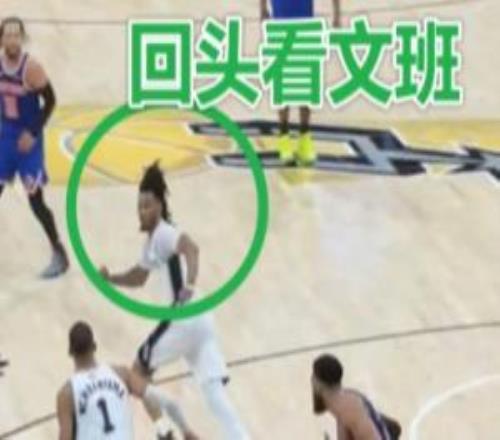 就那么半秒之差！卡斯尔回头看文班运着球背身瞬间文班传了