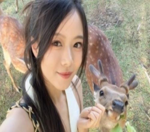 LPL女主持骆歆晒照：最喜欢去野生动物园了