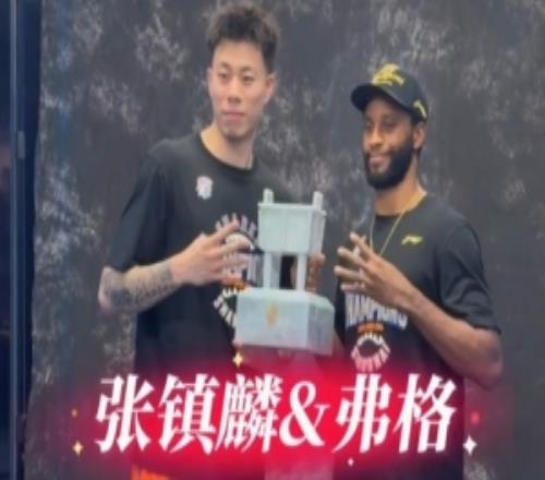 霸气凡尔赛！摄影师让比1张镇麟弗格默默伸出4根手指