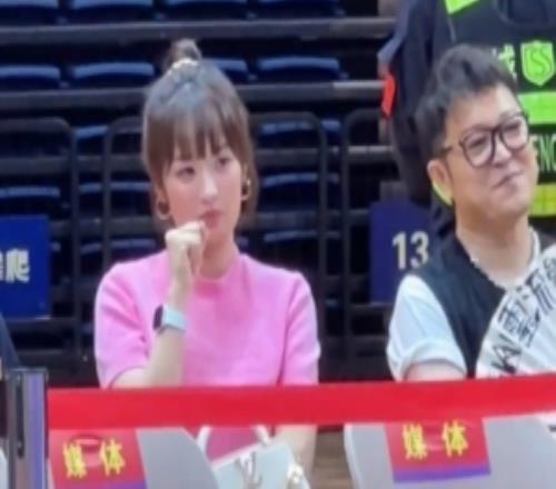 杨瀚森近日带女友回到青岛亮相某球迷见面会