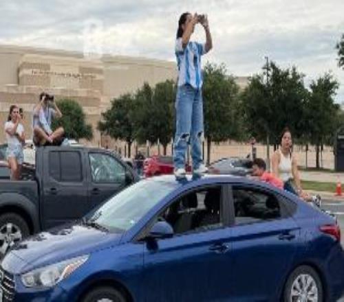 狂热！阿根廷在得州训练，球迷们站在车顶上看梅西和阿根廷球员