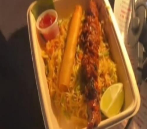 杨健晒前方解说员工作餐肉串+炒粉周琦点赞：太健康了