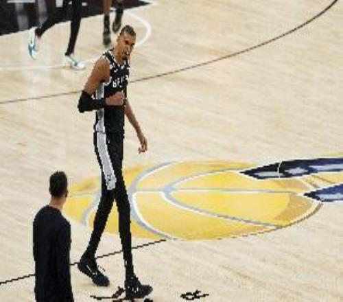 Skip：文班关键时刻像个地球人他绝对受到了NBA的过度保护