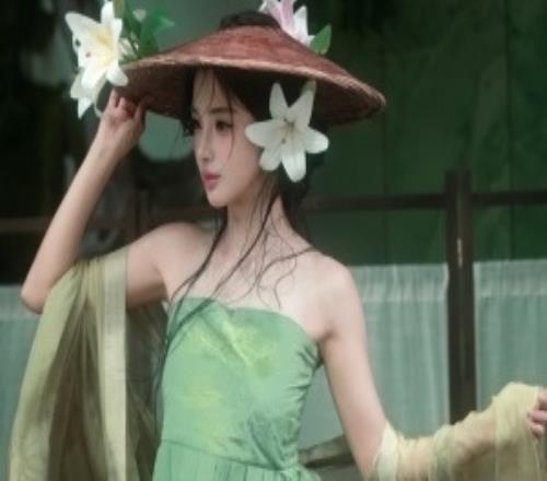 美神降临！KPL解说诗诗晒照：你已春色摇曳