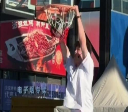杨瀚森来北京参加活动秀霸气四连扣和小学生组队被绝杀