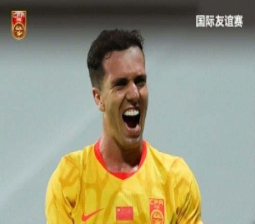 中国队客场21战胜新加坡，塞尔吉尼奥头球破门张玉宁点球建功