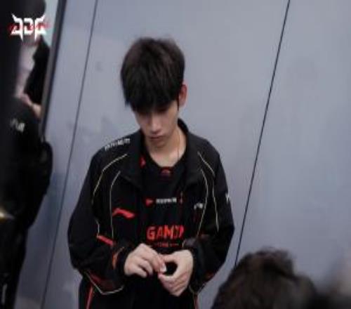 EWC加油吧!不敌BLG后HongQ连续晋级国际赛的记录被断