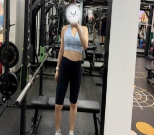 余霜分享健身动态:周五练臀腿周日练背今天练胸肩!!