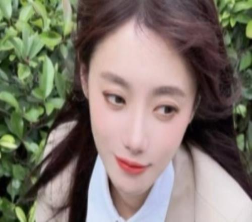 歪嘴龙王小钰晒照：今日学姐