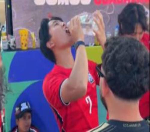 以球会友，以酒会友！韩国球迷和墨西哥球迷在街头对瓶吹龙舌兰