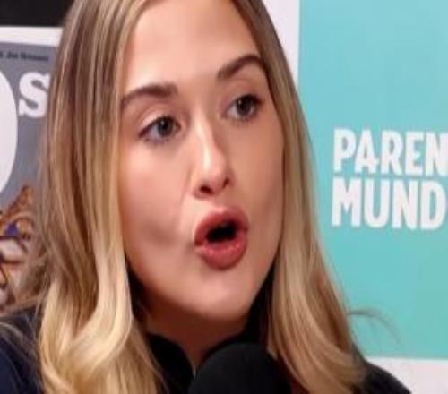 女友：阿圭罗来巴萨本想联手梅西，结果梅西离队自己也突然退役
