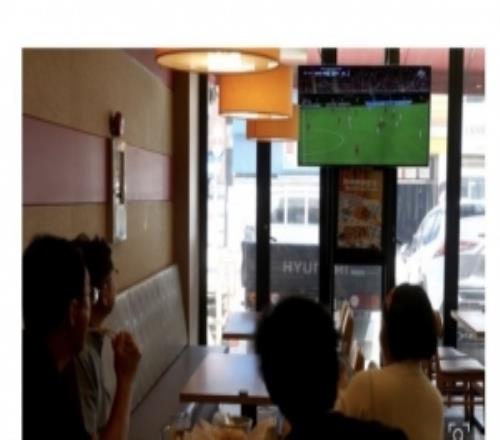 韩媒：韩国世界杯首战恰逢工作日，市民三五成群聚集在炸鸡店看球