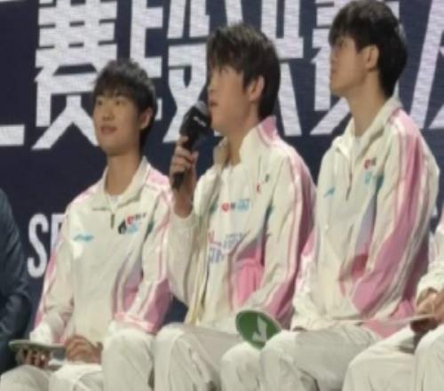 Bin：我和杰克是一个高中，上学时候就有人说有一个人去打职业了