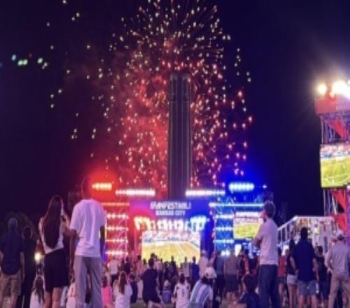 美国队世界杯首战大胜,堪萨斯城球迷庆典燃放烟花庆祝
