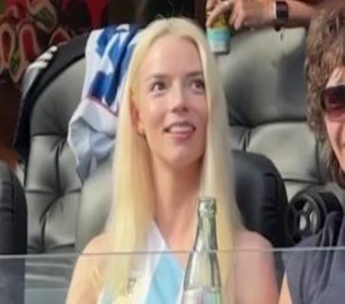 美英阿籍女演员安雅泰勒乔伊观战世界杯，身穿阿根廷元素衣服