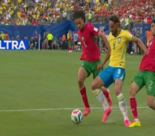 VAR介入改判!库尼亚一度骗得角球,随后被主裁判取消