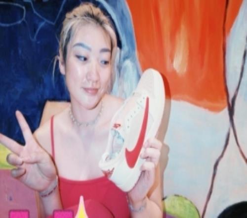 代言人就是爽!李梦晒最新款倒钩该配色还未正式发售