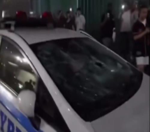 开始狂欢！球迷在纽约大街上庆祝&警车玻璃被砸穿警察维护秩序