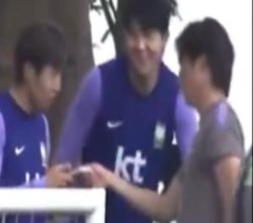 高中生李刚仁在训练场玩手机,韩国主帅洪明甫当场没收