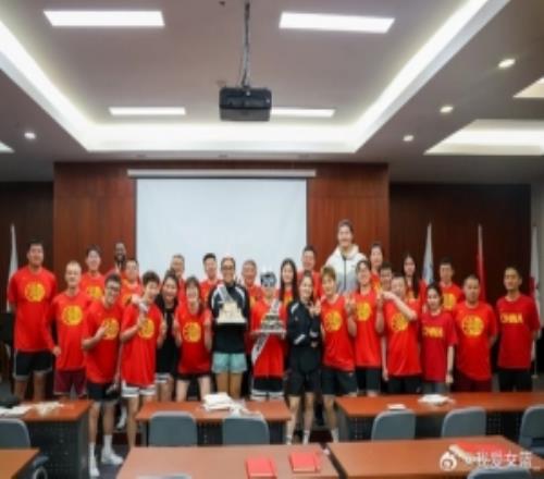 暖心时刻中国女篮全队为唐子婷、钟佳丽庆生