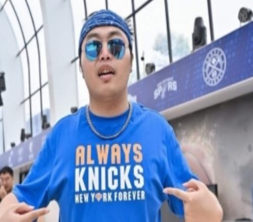 联动上了!尼克斯晒在沪球迷线下观赛照:从上海到纽约都是冠军