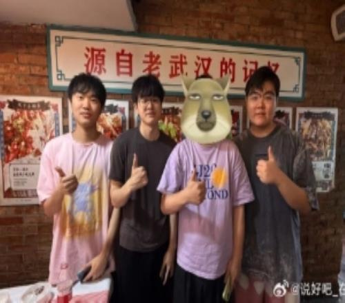 网友晒和knight、xun、369合影：偶遇勋手369太幸福了