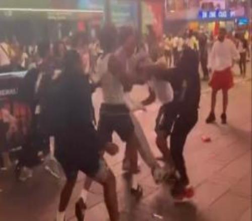 太乱了纽约街头庆祝时发生枪击事件1人中弹3名嫌疑人被拘