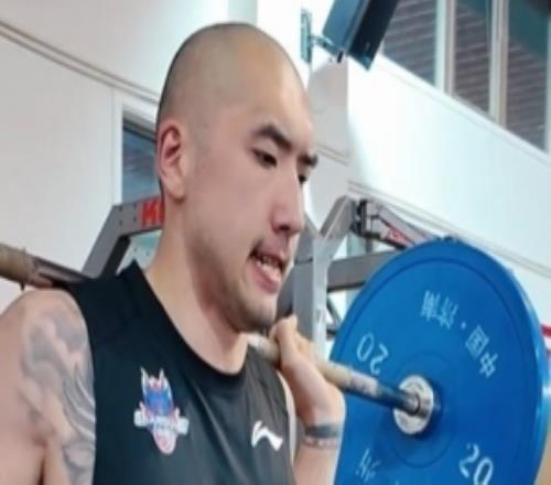 陶汉林光头抢镜!山东男篮晒训练视频:汗水哗哗流对抗不用愁