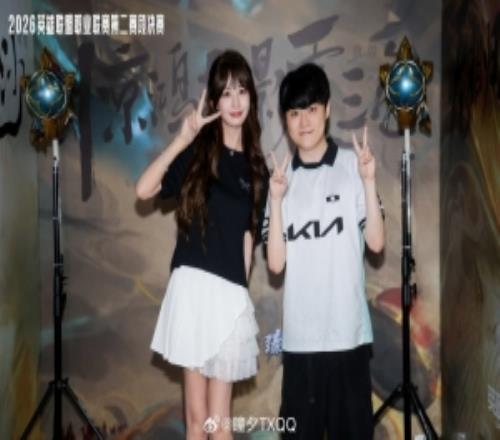 瞳夕晒与ShowMaker合影：get合照好看的新衣服嘿嘿