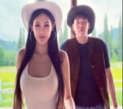 享受假期时光!容子峰晒与女友的合拍视频:依旧指挥交通