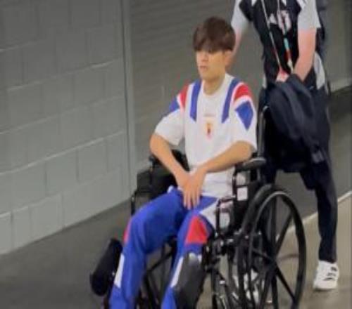 久保建英与邓弗里斯相撞后伤退,赛后被拍到坐轮椅离开