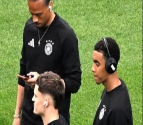 图片报：在FIFA要求下，穆西亚拉用胶带遮挡他的耳机品牌logo