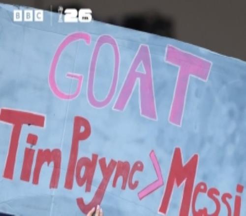 球迷举牌支持新西兰网红球员佩恩：GOAT，佩恩梅西