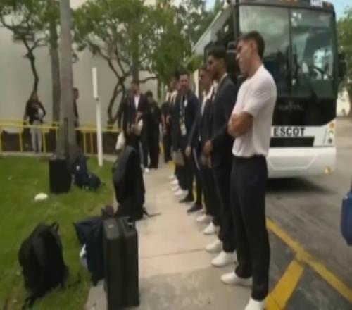 记者：乌拉圭队首战之前接受严格安检，现场部署缉毒防暴犬