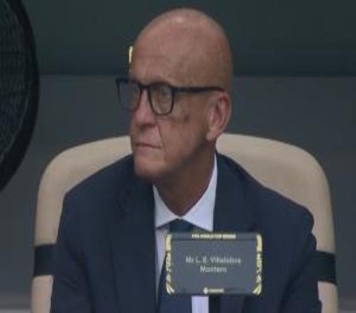 鹰眼！FIFA裁判委员会负责人，退役名哨科里纳观战沙特vs乌拉圭