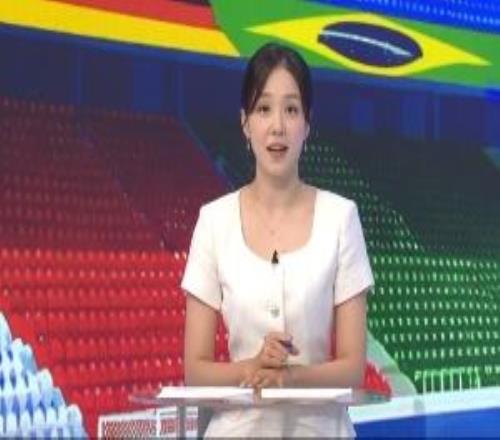 记得她吗韩国美女主持2014场边一笑成名,今日正主持世界杯节目