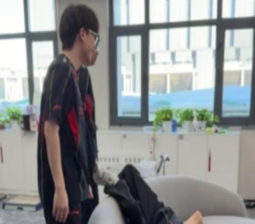 JDG分享选手日常花絮:沙发不是椅子,兄弟不是坐垫